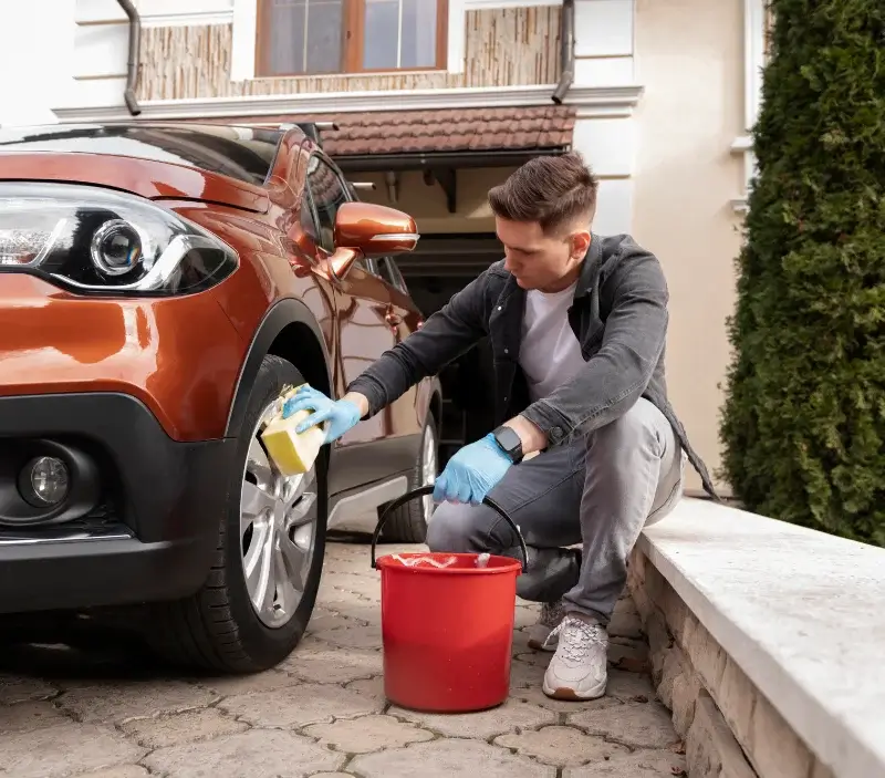 Lavage auto à domicile Sainte-Foy-Saint-Sulpice : professionnel intervenant sur un véhicule